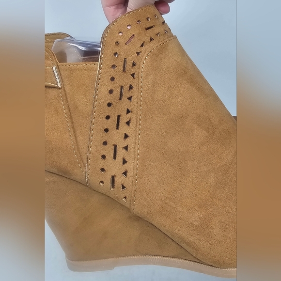 Maurices Women's Daisey Perforated Wedge Ankle Zip Bootie Tan Faux Suede Size 11 - Picture 9 of 14